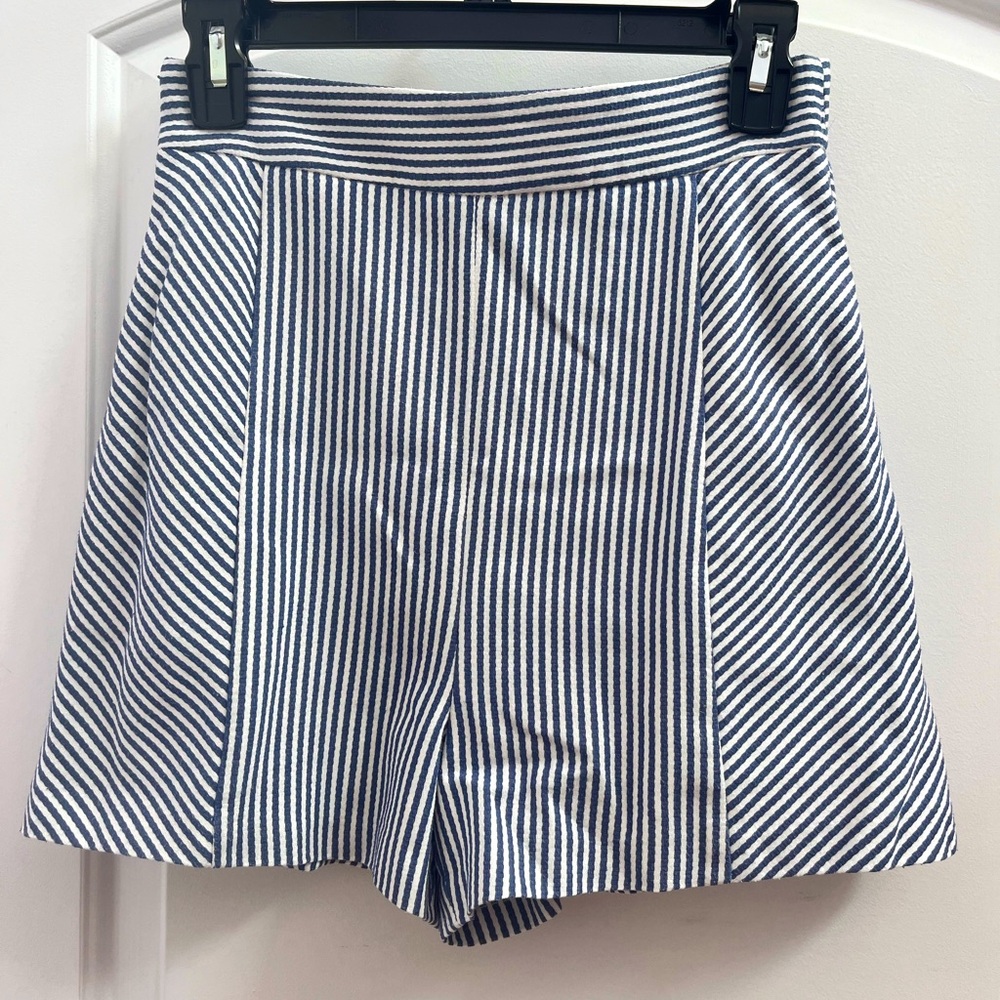 BCBG MaxAzria— size XS striped white and blue shorts
